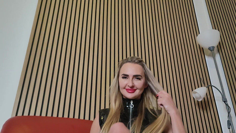 Goddess Lena: 美丽的脚，神圣的唾液，和我的