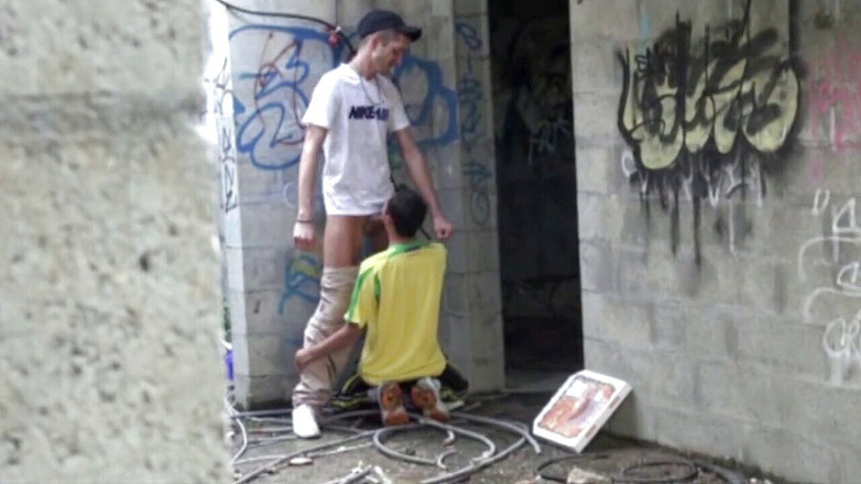 Gaybareback: Футболисты сосут у его партнера на непристойном месте