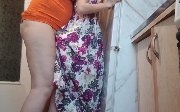 Lesbian-illusion: Matka mého manžela mě šuká, když jsme doma sami