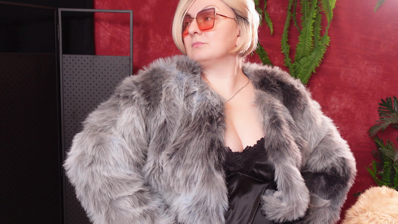 Arya Grander: Colección de abrigos de pieles calientes - parte 2. Fetiche milf Arya...