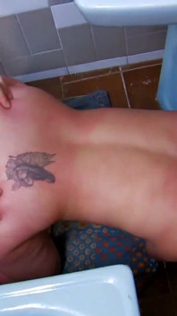 Lorena Fox, een grote ontrouwe slet met een getatoeëerde brunette huid geniet van bij haar minnaar en geeft pijpbeurten