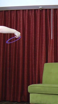 Elle se tient nue avec une bite bâillon après avoir joué au strip-tease