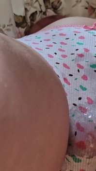 Sujo estranho deslizou seu pau debaixo da minha saia em um trem do Japão e gozada na calcinha