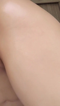 Zlechtaná těsná řiť a pak její mokrá kundička naplněná obrovským creampie, který prodělal rekordy