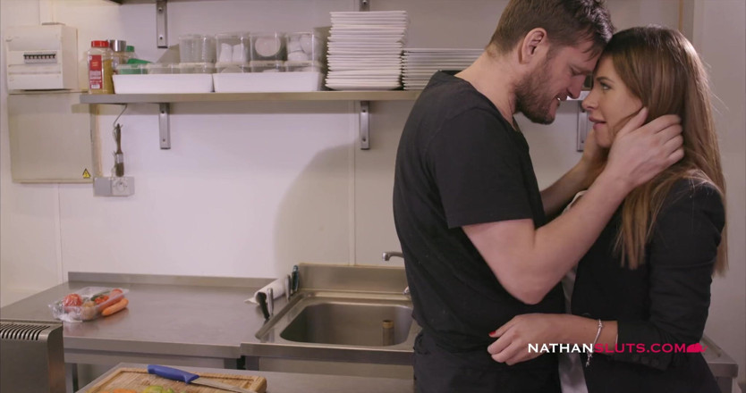 Nathansluts: Anaal in de keuken voor rondborstige Blanche Bradburry &amp; tiener Ally...