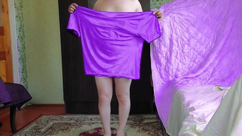 Kitty_Cross: Une jolie tapette tient un lapin en peluche dans le...