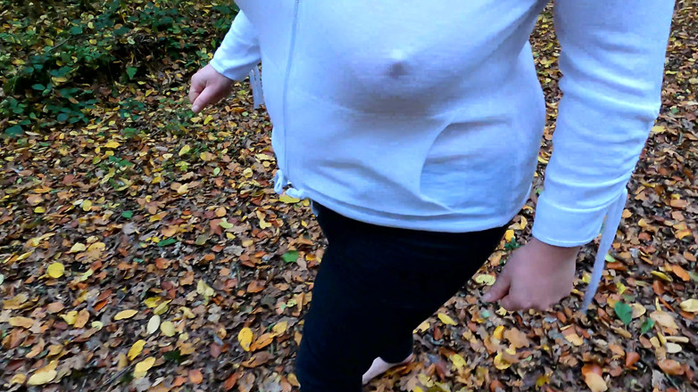 Bouncy Tits Action: Hình phạt vú trần và trần trụi trong rừng