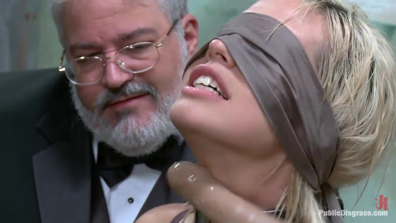 Public Disgrace by Kink: Une blonde sexy de 19 ans se fait fourrer deux fois