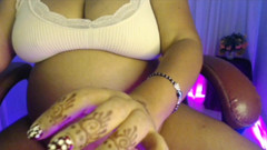 HotGirl21: Doamnă însărcinată în Penty Sutien cu burtă și apă potabilă.