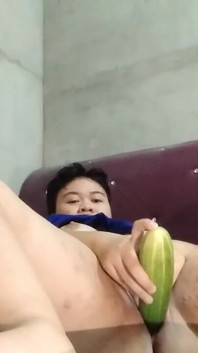 ฉันเห็นแตงกวาอยู่ในตู้เย็นแล้วเอามาถูหีตัวเอง