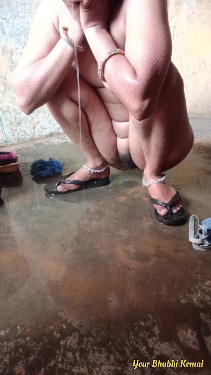 Hot_girl: Komal Bhabhi fa un bagno in bagno