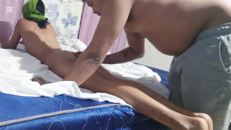 Skinnydanie21: Zuigen aan het magere poesje van mijn stiefzus