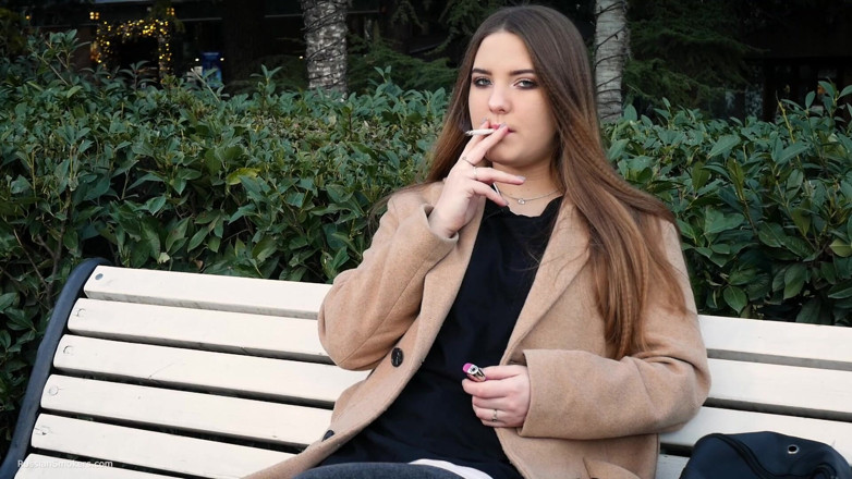 Russian Smokers: Rus kız öğle tatilini arka arkaya 3 kez sigara içerek geçiriyor