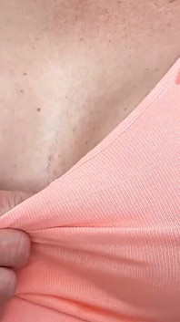 Tette e piercing capezzoli giocano e sputano Fetish di Cyntia