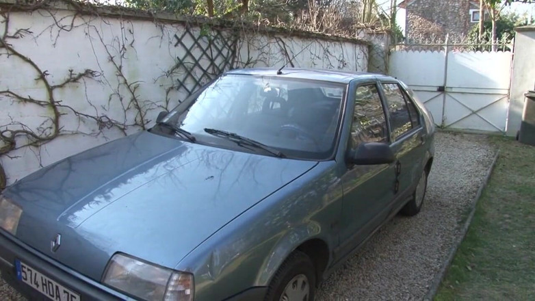 Nude in France: Un pervertito arrapato si masturba su una donna anziana sotto...