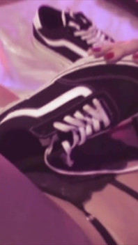 Jag tar av mig sneakers så att du bättre kan njuta av mina sulor - snuskig version