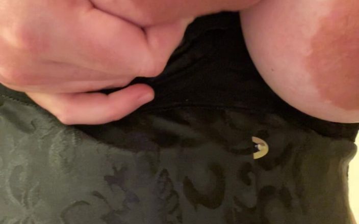 Milked4U: 私の乳白色のおっぱいを角氷で揉んで楽しんでください!