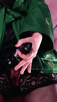 큰 딜도 스트랩 온으로 괴롭히는 섹시한 여주인... 그리고 검은 색 나일론 스타킹을 입고 (아리아 그랜더)