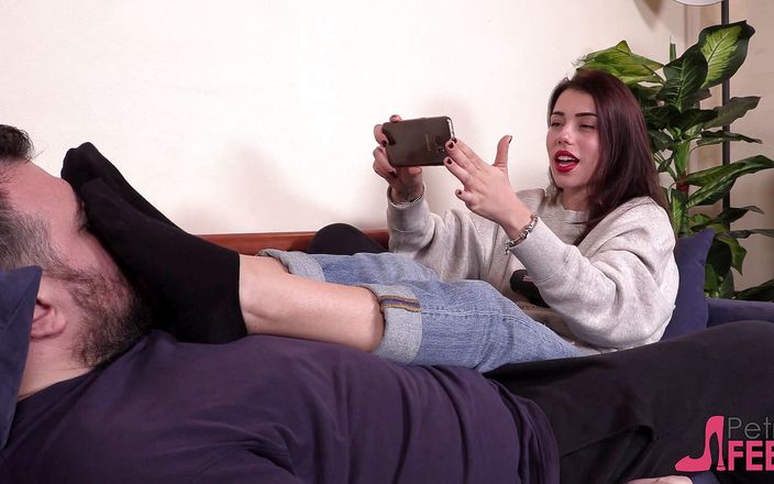 Foot Fetish HD: Petra si cewek nakal lagi asik ngentot wajahnya pakai kaki