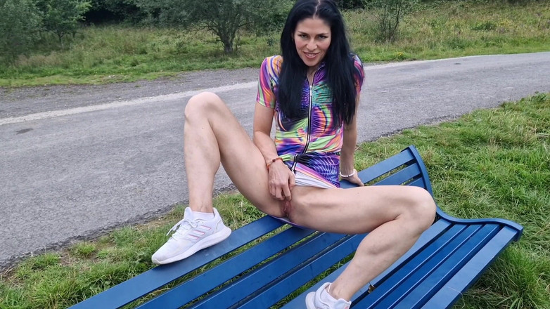 Nicky Brill: Îmi întind picioarele în parcul public