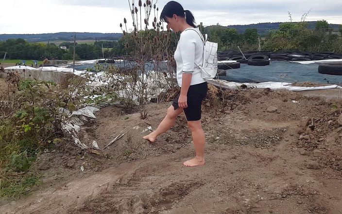 Yvette xtreme: Plimbare perversă cu picioarele goale cu Yvette Costeau