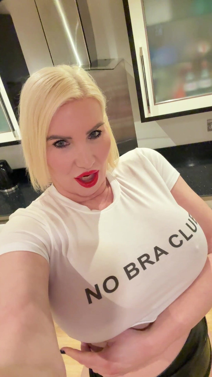 Sophie James: Fără club cu sutien, fără chiloți