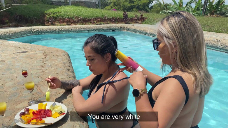 Naty Delgado: पूल में Sunny day, मेरा सबसे अच्छा दोस्त मुझे पूल में तब तक झटका देता है जब तक कि मैं फुहार नहीं छोड़ देती! Naty Delgado