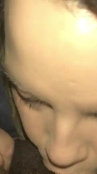 Elle suce le sperme de cette petite bite
