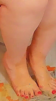 내 발 아래에서 녹는 귤, 마지막 한 방울까지 관능적 인 엉망