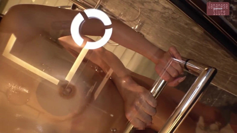 Lust lab: Nezastavitelný G cup hostitelka, která nutí každého, aby otočili hlavy