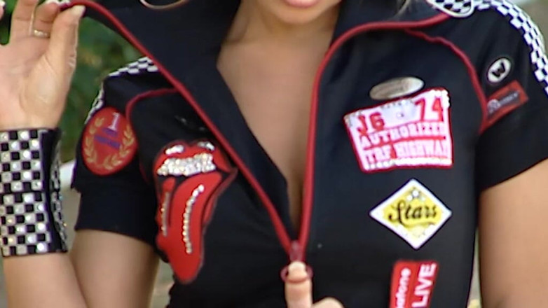 Dark Holes: Ta piękna motocyklistka pokazuje kształty swojego ciała i motocykla