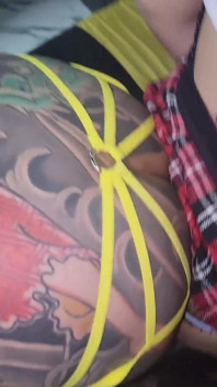 Dos Chicas Sumisas Dan Placer a Un Hombre Tatuado