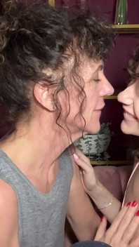Mama vitregă fiică vitregă sărută Asmr Mouth Sounds Sărut sunete sexy sărutare lesbiană mai în vârstă, decalajul de vârstă mai tânără