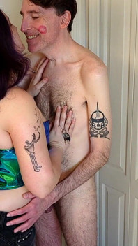 Milf hotwife locks and dresses up corno antes da festa da casa do dominação feminina!