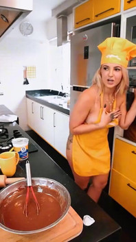 Sexy lesbičky v zástěrách a kalhotkách vaří jen pro tebe!