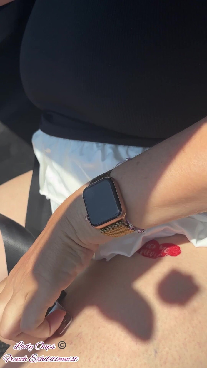 Lady Oups: Lady Oeps Slet Exhibitionist in Auto-microrok En Grote Tieten