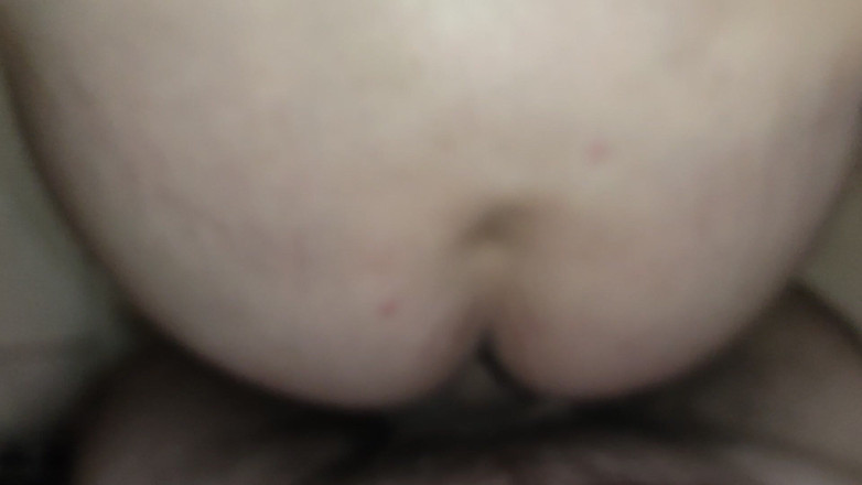 DirtyLubov: 콘돔 안에 자지를 입으로 입을 불고 고환을 핥아.