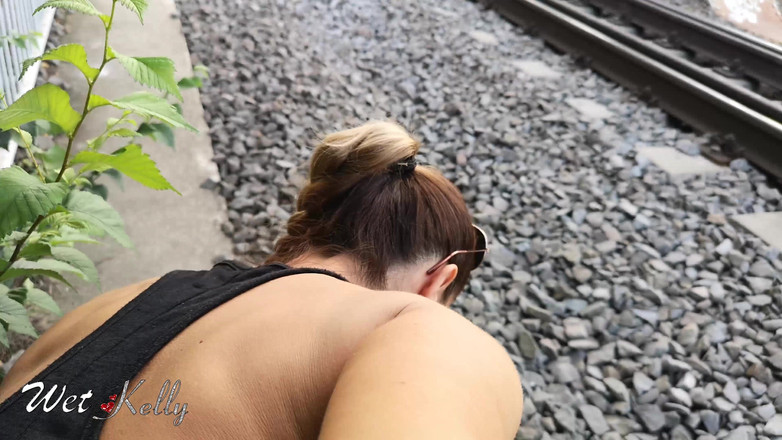 Wet Kelly: Riskanter sex in der Öffentlichkeit in der Nähe der Eisenbahnstrecke