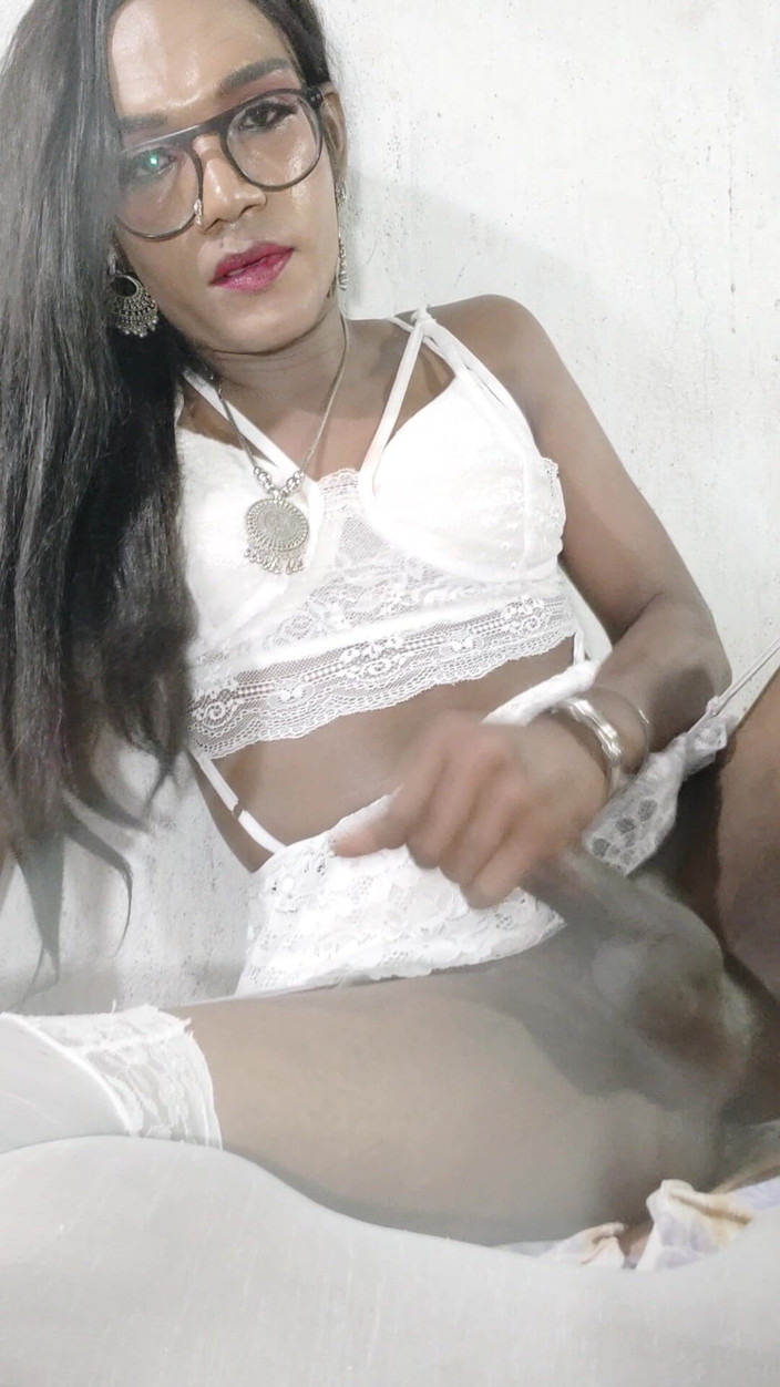 Keerthanakeerthi95: Hintli kadın kılıklı beyaz babydoll'a boşalıyor ve kendi dölünü yiyor