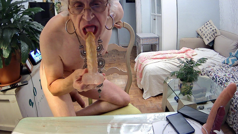 Carlatx: Bir göt için üç dildo