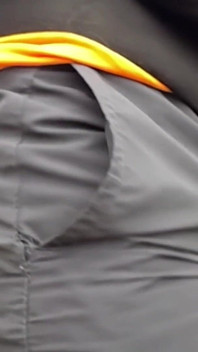 Guardando questo non posso aiutare me stesso a diventare duro. una slowmotion di me Camminando Commando nei miei pantaloncini nel parco.