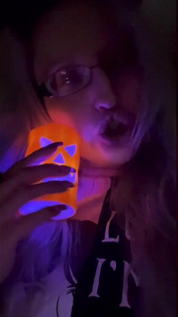 Sissy nechodí na záchod. Sissy chcaní v kalhotkách.