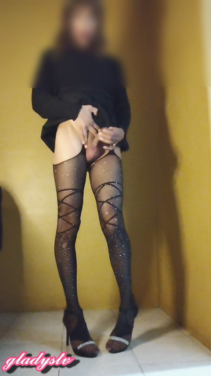 UpcomingCinnamon92: Une trans se masturbe avec des collants et des talons...