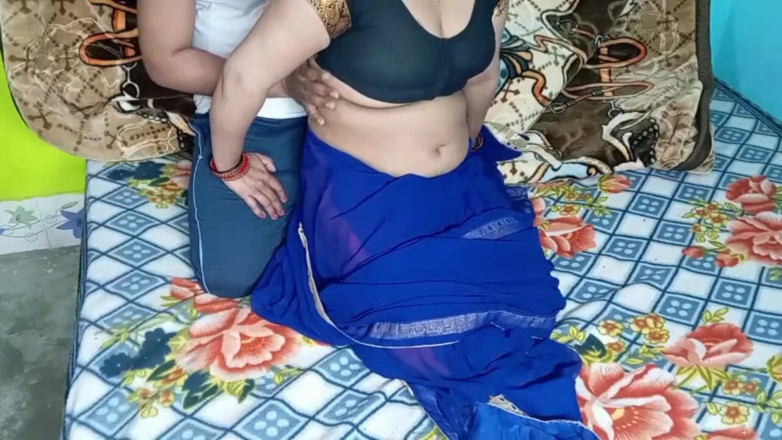 Manjushukla: bloo kalar ki saari men nee seksi bhaabhi.