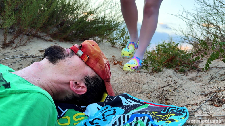 Mistress Legs: Mestra mija direto na boca do escravo na praia selvagem
