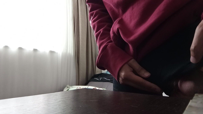 Un Loquito Mas: Я мокрею, пока я трет мой хуй на столе