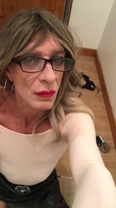 Sissy Tracey tv škádlí její slabošský penis