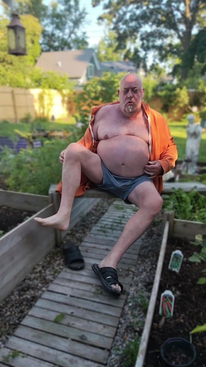 beardaddychub: เพลิดเพลินกับสนามหลังบ้านของกู - แก้ผ้า!