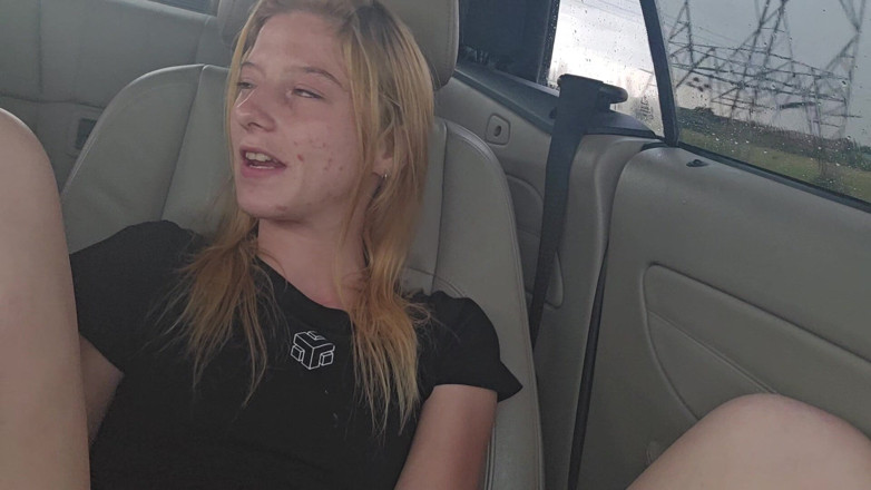 Sparowdox: Un joli gode blonde s’enfile une chatte pendant que son...