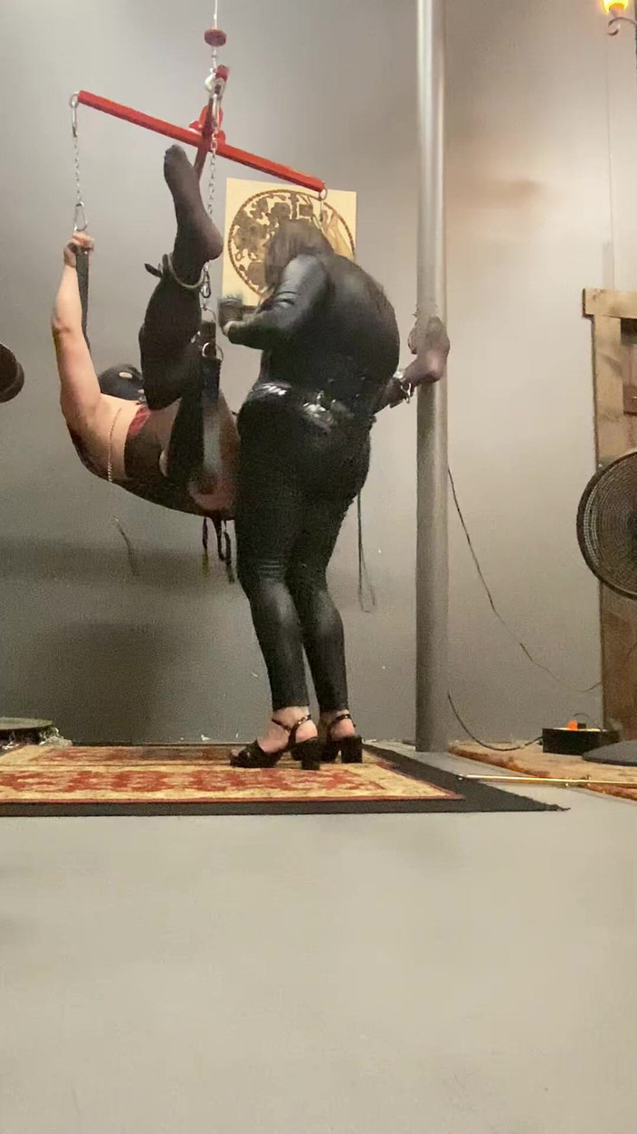 Mistress Scarlet Kiss: Sissy Handsfree se předčasně vystříká do cudnosti Během peggingu a...